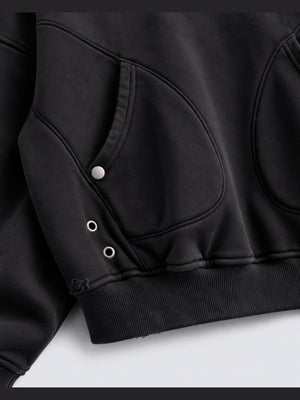 Hoodie negro con panel de X – detalle de los broches del bolsillo | XoKool