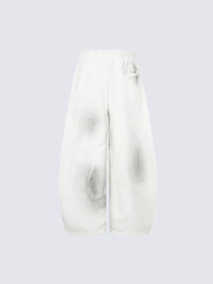 Oversized Jogginghose mit verblasstem Spray-Print – Weiß, Rückseite flach | XoKool