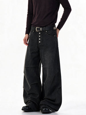Button fly barrel jeans – Black on model, front with belt | XoKool