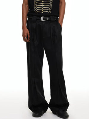 Bundfaltenhose – Schwarz, am Model mit Gürtel | XoKool