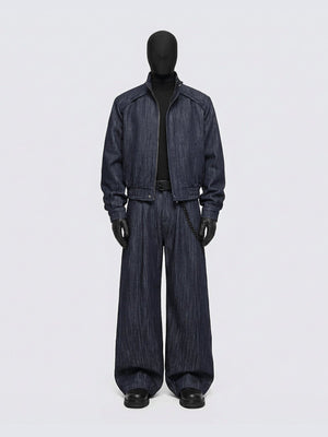 Jeans de pierna ancha con pinzas en índigo oscuro – en maniquí con chaqueta a juego | XoKool
