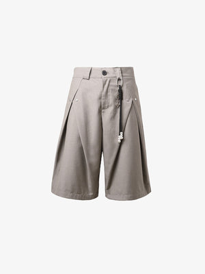Wide Leg Shorts mit Bundfalten und Ketten-Charm – Taupe, Vorderseite flach | XoKool