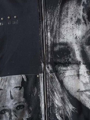 Hoodie con doble cierre y estampado de retrato en negro lavado – detalle del retrato en el pecho y el cierre | XoKool