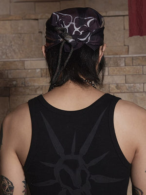 Rotes Bandana-Kopftuch mit abstraktem Print und Tunnelzug – am Model, Rückansicht (dunklere Printseite, Tunnelzug) | XoKool