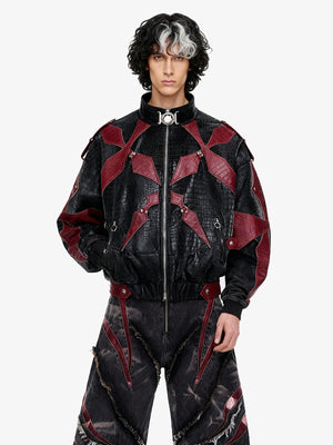 Rot-schwarze Patchwork-Jacke in Kroko-Prägung – am Model, von vorn mit passender Hose | XoKool