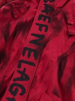 Chaqueta roja con estampado spray – detalle del texto estampado en el frente | XoKool