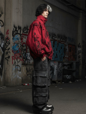 Chaqueta de cuello alto con estampado spray rojo y negro – foto urbana, lateral | XoKool