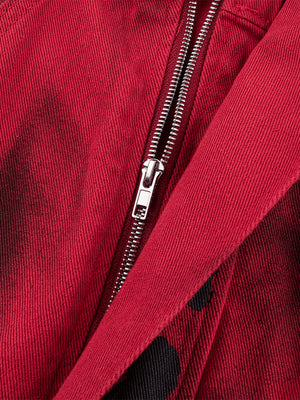 Chaqueta roja con estampado spray – detalle de la cremallera | XoKool