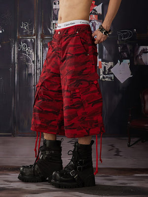 Rote Camo Cargoshorts – am Model, Vorderseite, Hand in der Tasche | XoKool