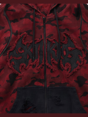 Hoodie con cierre de camuflaje rojo y bolsillo desgastado – detalle del parche del pecho y del bolsillo | XoKool