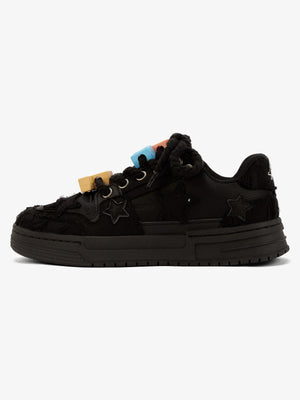 Zapatillas skate negras desgastadas con parches de estrellas – vista lateral | XoKool