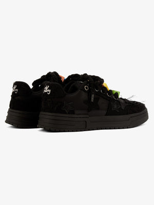 Zapatillas skate negras con estrellas – par en vista trasera 3/4 | XoKool