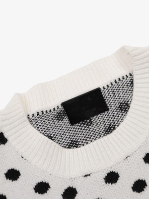 Jacquard-Pullover mit Polka Dots und Good-Luck-Motiv – Nahaufnahme des Ausschnitts | XoKool