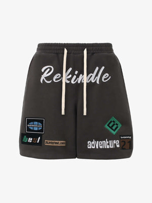 Sweat-Shorts mit gestickten Patches – Anthrazitbraun, Vorderseite flach | XoKool