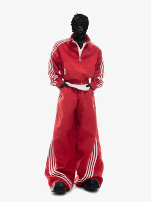 Retro Wide Leg Trainingshose mit Seitenstreifen – Rot, am Model mit Trainingsjacke | XoKool