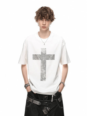 Camiseta blanca con cruz de strass – blanco, en modelo, frente | XoKool