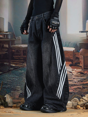 Barrel Jeans mit Seitenstreifen – Schwarz, am Model, Seitenansicht | XoKool