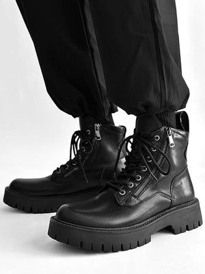 Chunky Combat Boots mit Seitenreißverschluss und Schnürung – am Model mit schwarzer Hose | XoKool