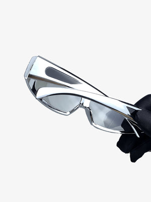 Wraparound Sonnenbrille in Silber Chrome – in behandschuhter Hand gehalten, seitliche Nahaufnahme | XoKool