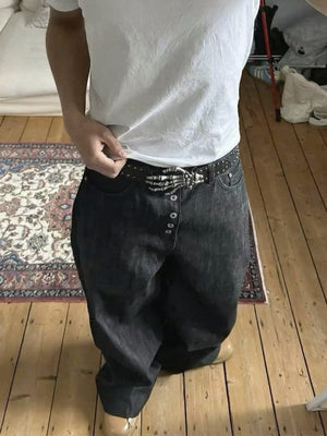 Gürtel mit Nieten und Skeleton-Hand-Schnalle – am Model mit Baggy Jeans | XoKool