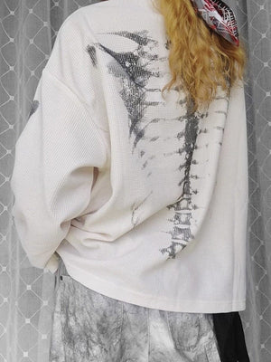 Camiseta de manga larga con esqueleto en tejido waffle – en modelo, crema, parte trasera | XoKool