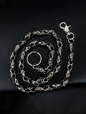 Cadena de cartera con eslabones de calavera en tono plata envejecida – cadena plateada enrollada, vista completa | XoKool