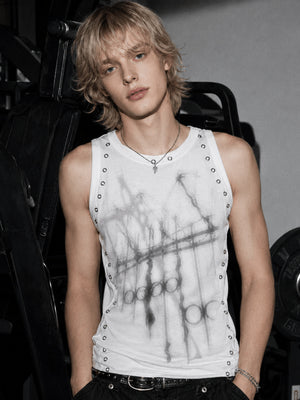 Camiseta sin mangas gráfica de corte ajustado con ojales metálicos – en modelo, blanco, frente | XoKool