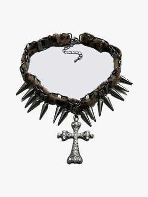 Choker mit Spikes, Kette, Kunstfell und Kreuz – Vorderseite flach | XoKool