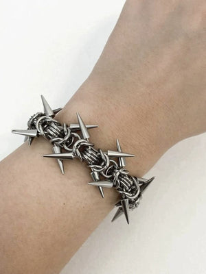 Pulsera de malla metálica con pinchos en tono plateado – en la muñeca | XoKool