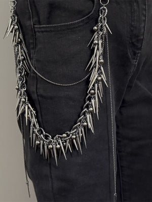 Wallet Chain mit Spikes in Gunmetal – an schwarzer Jeans | XoKool