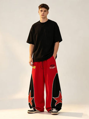 Baggy Trainingshose mit Sternen-Panels und doppeltem Bund – Rot, am männlichen Model | XoKool