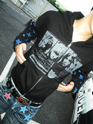 Zip Hoodie mit Stern-Ärmeln und Foto-Print – am Model, Street-Nahaufnahme, Schwarz | XoKool
