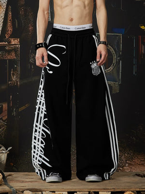 Gestreifte Wide Leg Jogginghose mit Schriftzug-Print – Schwarz, am Model, Vorderansicht | XoKool