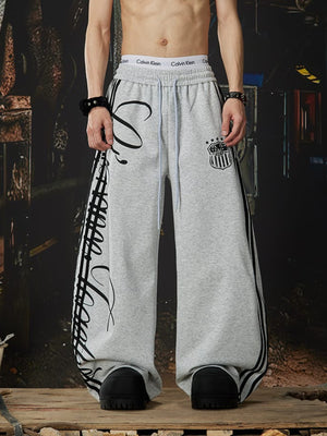 Gestreifte Wide Leg Jogginghose mit Schriftzug-Print – Grau, am Model, Vorderansicht | XoKool