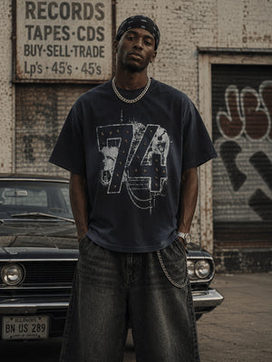 Genietetes T-Shirt mit Nummer 74 und Gradient Wash – Schwarz Blau, am Model von vorn, Street | XoKool