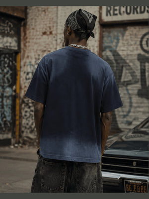 T-Shirt mit Nieten-Zahl – Blau, am Model hinten, Street | XoKool
