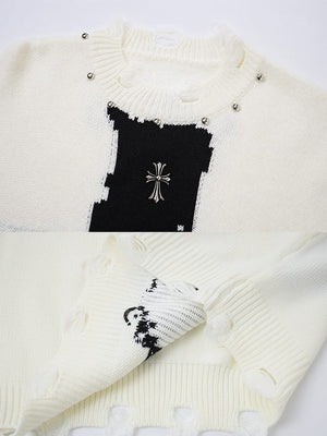 Suéter con cruz y tachuelas – blanco roto, detalle del pin de cruz y el bajo | XoKool