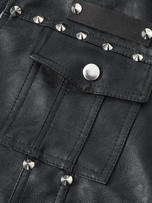 Chaleco biker con tachuelas – detalle del bolsillo del pecho y las tachuelas | XoKool