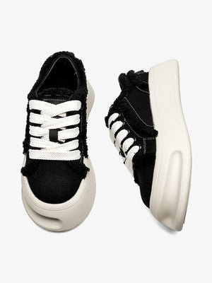 Tenis negros con plataforma y ribete peludo – par, vista superior | XoKool