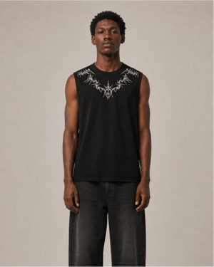 Tanktop in Wildleder-Optik mit Dornen-Stickerei – Schwarz, am Model von vorn | XoKool