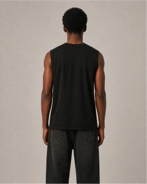 Tanktop in Wildleder-Optik mit Dornen-Stickerei – Schwarz, am Model von hinten | XoKool