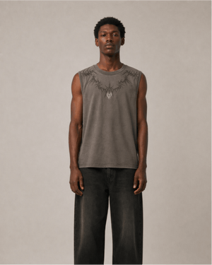 Tanktop in Wildleder-Optik mit Dornen-Stickerei – Braun, am Model von vorn | XoKool