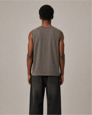 Tanktop in Wildleder-Optik mit Dornen-Stickerei – Braun, am Model von hinten | XoKool