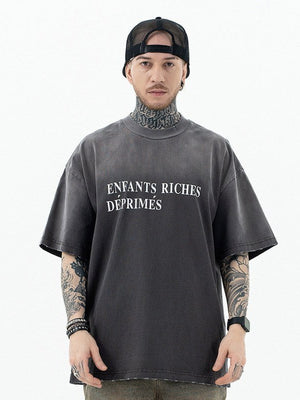 Sun Faded Boxy T-Shirt mit Text-Print auf der Brust – Schwarz, am Model von vorn | XoKool