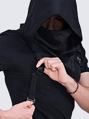 Capucha techwear con cubierta facial integrada – en modelo, ajustando la correa | XoKool