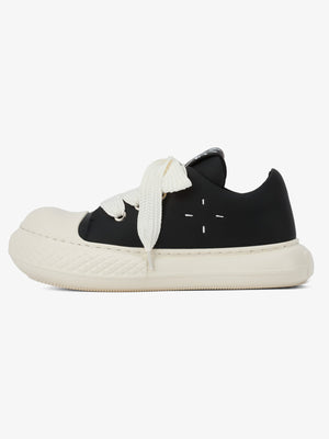 Zapatillas chunky big toe con suela redondeada – Negro, vista lateral | XoKool