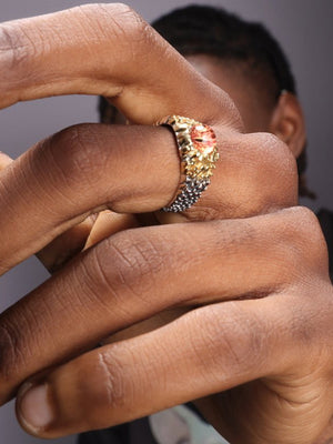 Anillo bicolor de ojo de dragón con banda de escamas – en modelo, mano | XoKool