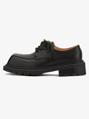 Schwarze Chunky Derby Schuhe mit eckiger Spitze und Profilsohle – schwarze Sohle, Seitenansicht | XoKool