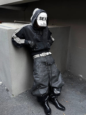 Gestreifte Trainingsjacke – Streetfoto, sitzend, mit Maske | XoKool