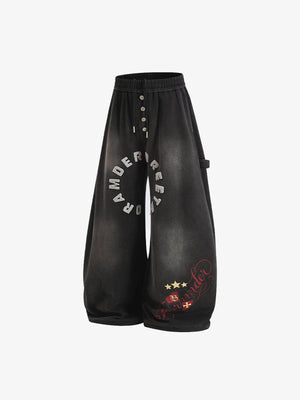 Washed Barrel Jogginghose mit Buchstaben-Stickerei – Schwarz, schräge Ansicht | XoKool